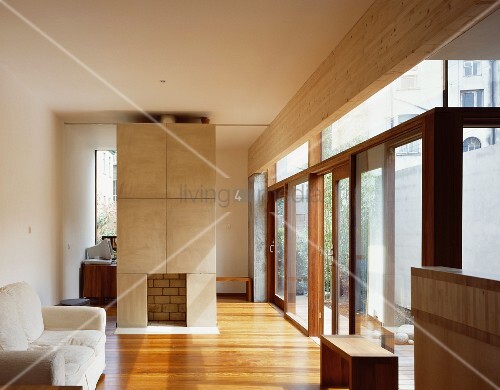 Sofa vor freistehendem gemauerten Kamin – Bild kaufen – 11003883