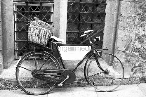 Altes Fahrrad mit Korb an Hauswand … Bild kaufen