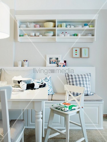 Weißer Essbereich im Landhausstil mit gemütlicher Sitzbank und ... Weißer Essbereich im Landhausstil mit gemütlicher Sitzbank und ...