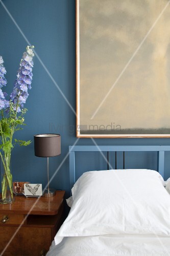 Schlafzimmer mit blauer Wand, gerahmtem ... – Bild kaufen – 12086867 ... Schlafzimmer mit blauer Wand, gerahmtem ... – Bild kaufen – 12086867 ...