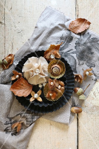 Winterliche Deko mit Naturmaterialien und Perlen – Bild kaufen ... Winterliche Deko mit Naturmaterialien und Perlen – Bild kaufen ...