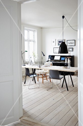Esszimmer im skandinavischen Stil mit Klavier und Dielenboden – Bild ... Esszimmer im skandinavischen Stil mit Klavier und Dielenboden – Bild ...
