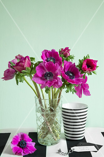 Bouquet Of Pink Flowers In Glass Vase Buy Image 12980671