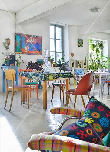 Tisch Mit Verschiedenen Stühlen tische mit verschiedenen st 252 hlen im k 252 nstlerloft bild Tisch Mit Verschiedenen Stühlen tische mit verschiedenen st 252 hlen im k 252 nstlerloft bild