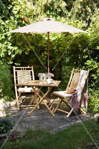 Ruckzugsort Im Garten Mit Sonnenschirm Bild Kaufen 12336325