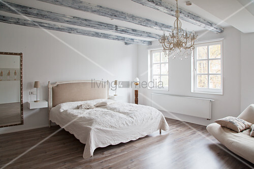 Großes Schlafzimmer in Weiß mit schlichter Einrichtung – Bild kaufen ... Großes Schlafzimmer in Weiß mit schlichter Einrichtung – Bild kaufen ...