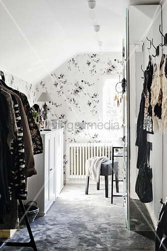 Floral Wallpaper In Dressing Room With Buy Image