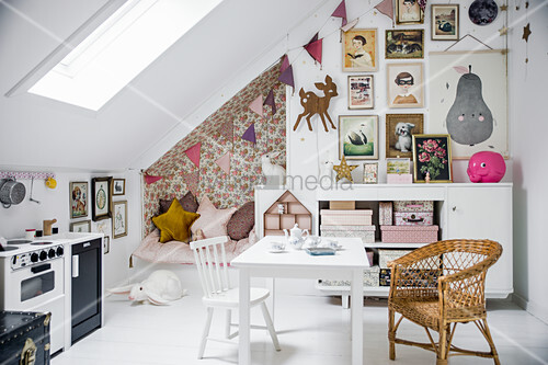 Cosy Seating Corner In Niche In Girl S Attic Bedroom Bild