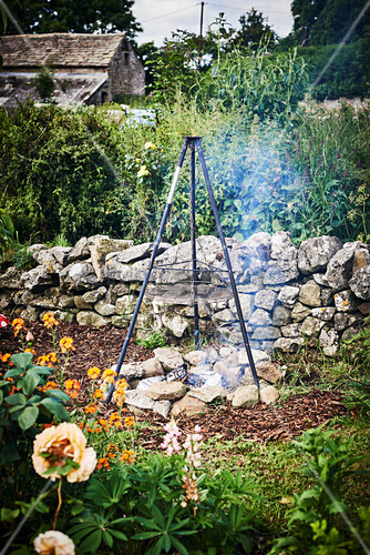 Feuerstelle Mit Dreibein Im Garten Bild Kaufen 12508711