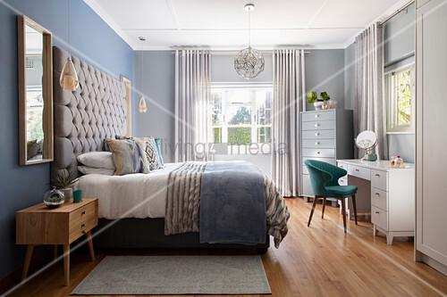 Schlafzimmer in hellen Grau- Blautönen … – Bild kaufen – 12547659