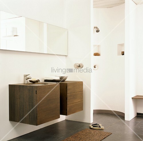 Moderne Hängeschränke aus dunklem Holz ... – Bild kaufen ... Moderne Hängeschränke aus dunklem Holz ... – Bild kaufen ...