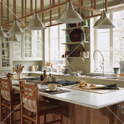 Die Esstheke einer gemütlichen Küche im – Bild kaufen – 00348129