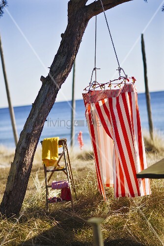 A Red And White Striped Changing Cabin Buy Image 00705049