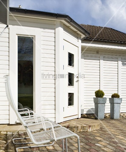 A Front Door And A Floor To Ceiling Buy Image 00705309