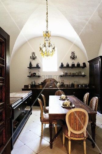 A Vaulted Ceiling In A Dining Room With Buy Image 00705765