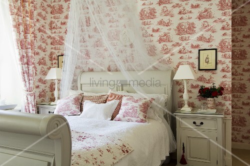 A White Wooden Country House Style Bed Buy Image 00706583