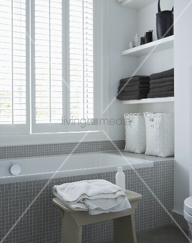 Badewanne mit grauen Mosaikfliesen vor – Bild kaufen – 00708207