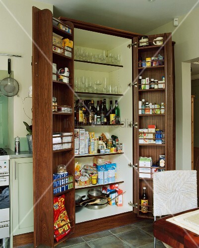 Geöffnete Türen mit Regalfächern an – Bild kaufen – 00717441